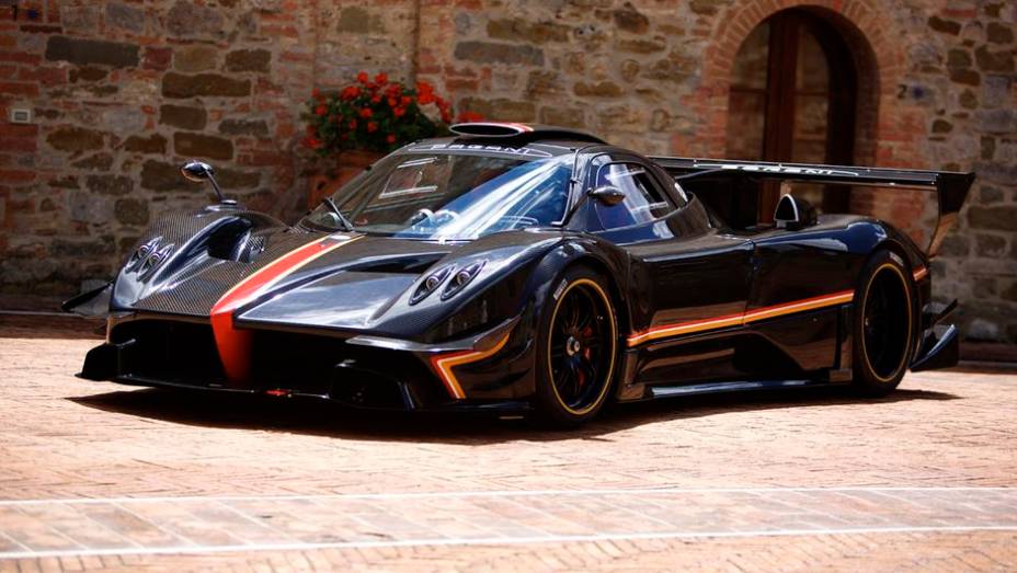 A transmiss&atilde;o &eacute; sequencial de seis velocidades, com tempo de troca estimado pela fabricante em 20 milisegundos | <a href="%20https://beta-develop.quatrorodas.abril.com.br/noticias/fabricantes/pagani-mostra-zonda-revolucion-743107.shtml" rel="migration">Leia mais</a>
