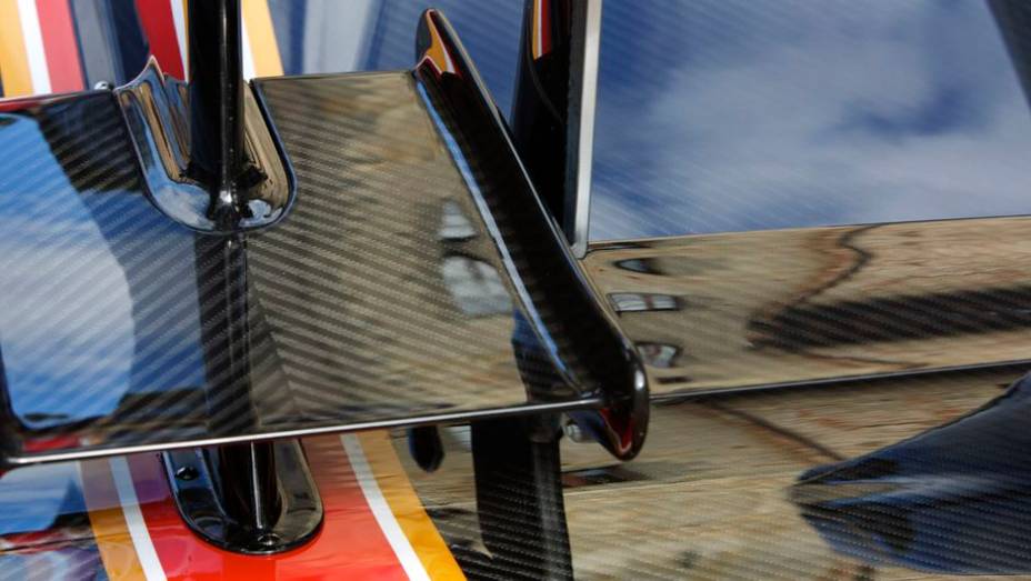 Também chama a atenção o uso do DRS, dispositivo similar ao utilizado na F-1, no aerofólio traseiro | <a href="%20https://beta-develop.quatrorodas.abril.com.br/noticias/fabricantes/pagani-mostra-zonda-revolucion-743107.shtml" rel="migration">Leia mais</a> Também chama a atenção o uso do DRS, dispositivo similar ao utilizado na F-1, no aerofólio traseiro | <a href="%20https://beta-develop.quatrorodas.abril.com.br/noticias/fabricantes/pagani-mostra-zonda-revolucion-743107.shtml" rel="migration">Leia mais</a>