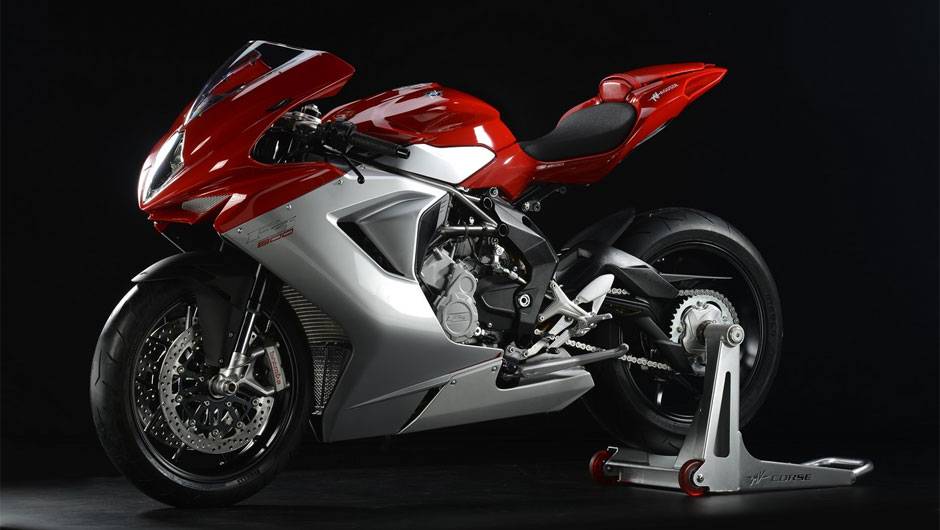Moto vem equipada com um motor de tr&ecirc;s cilindros de 798 cc, derivado da supermotard Rivale | <a href="%20https://beta-develop.quatrorodas.abril.com.br/moto/noticias/mv-agusta-f3-800-chega-r-56-mil-792913.shtml" rel="migration">Leia mais</a>