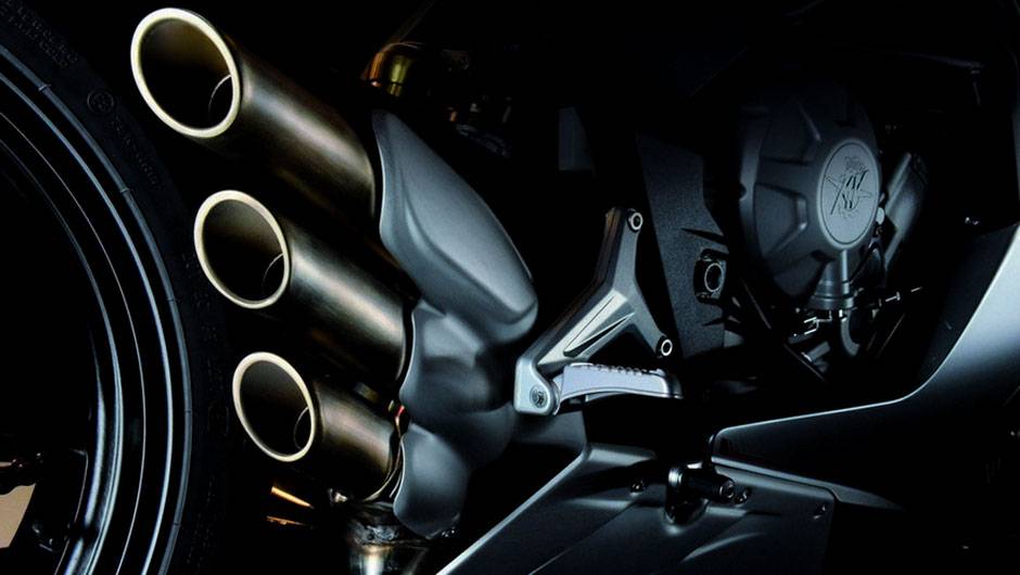 Detalhe das tr&ecirc;s sa&iacute;das de escape | <a href="https://beta-develop.quatrorodas.abril.com.br/moto/noticias/mv-agusta-f3-800-chega-r-56-mil-792913.shtml" rel="migration">Leia mais</a>