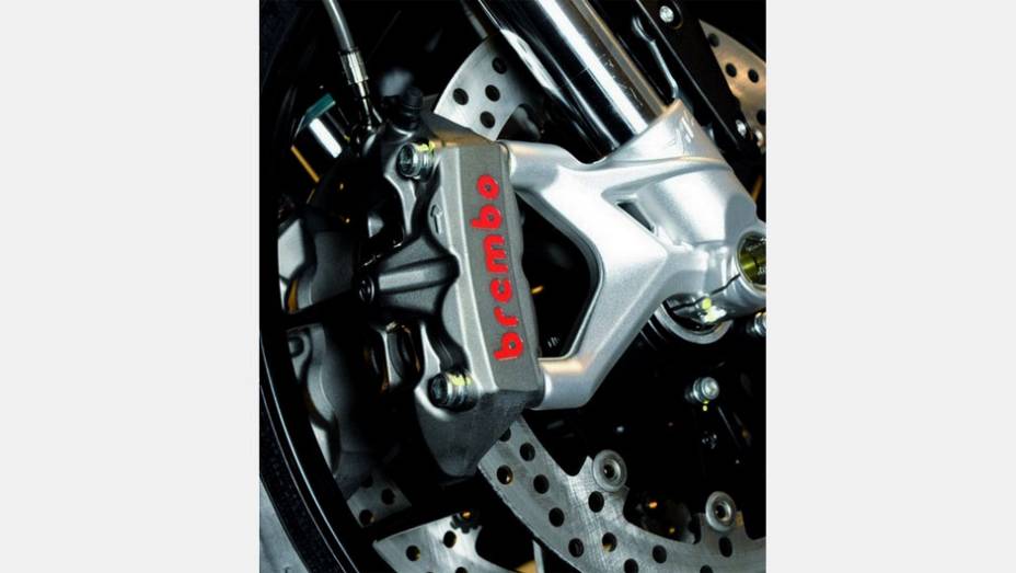 Para poder parar todo esse conjunto, a motocicleta possui freios a disco monobloco da Brembo | <a href="%20https://beta-develop.quatrorodas.abril.com.br/moto/noticias/mv-agusta-f3-800-chega-r-56-mil-792913.shtml" rel="migration">Leia mais</a>