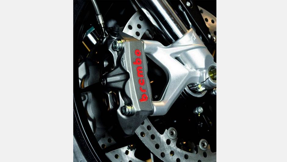 Para poder parar todo esse conjunto, a motocicleta possui freios a disco monobloco da Brembo | <a href="%20https://beta-develop.quatrorodas.abril.com.br/moto/noticias/mv-agusta-f3-800-chega-r-56-mil-792913.shtml" rel="migration">Leia mais</a>
