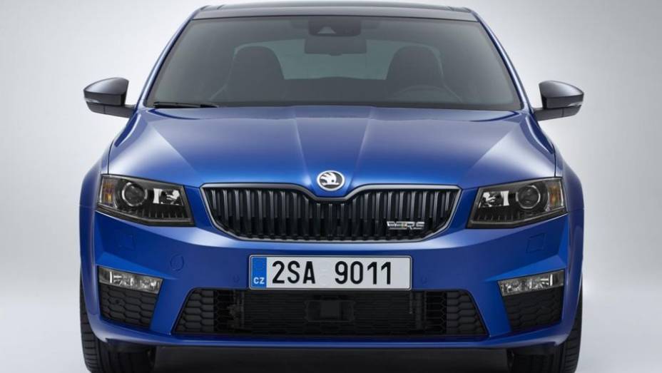 Com versões sedã e perua (Combi), o Octavia RS tem duas opções de motorização: 2.0 turbo a gasolina, que entrega 220 cavalos de potência, e 2.0 turbo a diesel, de 184 cv | <a href="https://beta-develop.quatrorodas.abril.com.br//saloes/frankfurt/2013/skoda-octavia-rs-75" rel="migration"></a>