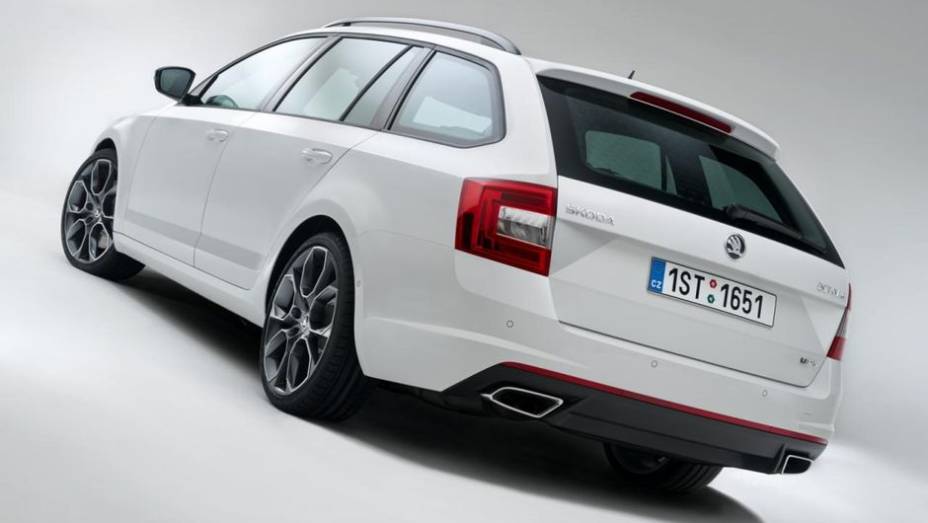 De série, o modelo conta com transmissão manual de seis marchas, mas também está disponível, como opcional, câmbio DSG de seis velocidades | <a href="https://beta-develop.quatrorodas.abril.com.br//saloes/frankfurt/2013/skoda-octavia-rs-753260.shtml" rel="migration">Leia mais</a> De série, o modelo conta com transmissão manual de seis marchas, mas também está disponível, como opcional, câmbio DSG de seis velocidades | <a href="https://beta-develop.quatrorodas.abril.com.br//saloes/frankfurt/2013/skoda-octavia-rs-753260.shtml" rel="migration">Leia mais</a>
