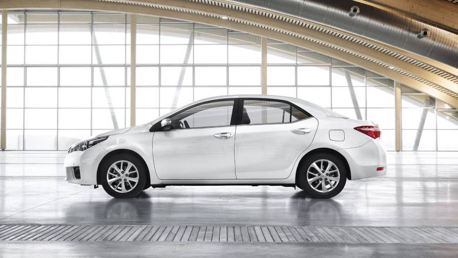 Os dois ve&iacute;culos t&ecirc;m poucas diferen&ccedil;as entre si | <a href="https://beta-develop.quatrorodas.abril.com.br/noticias/fabricantes/toyota-revela-novo-corolla-europeu-743504.shtml" rel="migration">Leia mais</a> | <a href="https://beta-develop.quatrorodas.abril.com.br/galerias/toyota/novo-corolla-743410." rel="migration"></a>