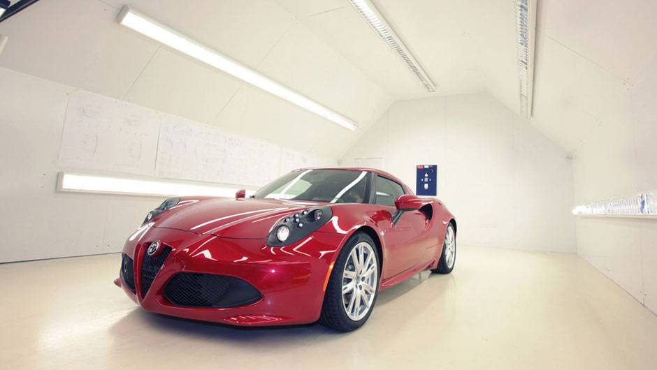 Este &eacute; o 4C, o belo esportivo da Alfa Romeo. Quer saber como ele foi produzido? Nas pr&oacute;ximas fotos voc&ecirc; ver&aacute; todo o processo de fabrica&ccedil;&atilde;o desta macchina