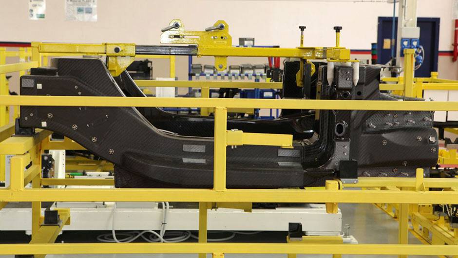O 4C &eacute; feito na f&aacute;brica da Maserati, em Modena. V&aacute;rias pe&ccedil;as de fibra de carbono s&atilde;o utilizadas na montagem, como o monocoque do ve&iacute;culo, aqui rec&eacute;m-sa&iacute;do de um container