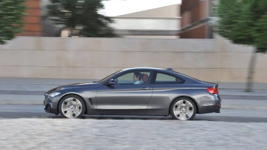 A linha Série 4 foi criada para as versões cupê, conversível e um futuro GT | <a href="https://beta-develop.quatrorodas.abril.com.br/saloes/frankfurt/2013/bmw-serie-4-coupe-753156.shtml" rel="migration">Leia mais</a> A linha Série 4 foi criada para as versões cupê, conversível e um futuro GT | <a href="https://beta-develop.quatrorodas.abril.com.br/saloes/frankfurt/2013/bmw-serie-4-coupe-753156.shtml" rel="migration">Leia mais</a>