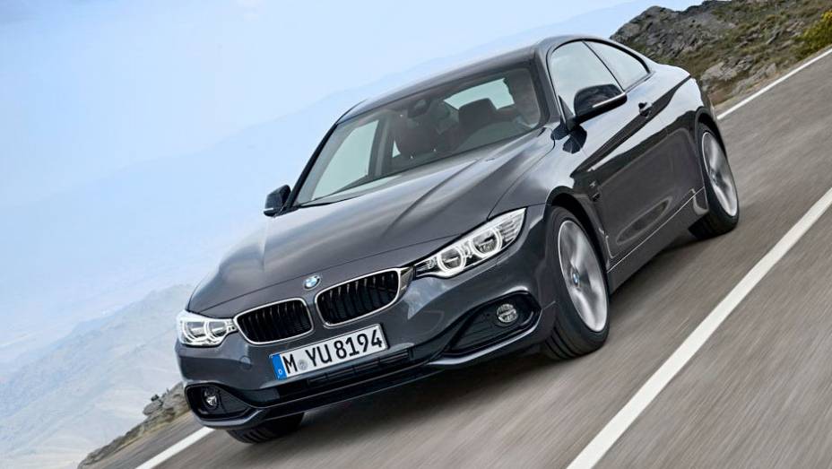 A frente tem estilo agressivo e para-choque com novas tomadas de ar | <a href="https://beta-develop.quatrorodas.abril.com.br/saloes/frankfurt/2013/bmw-serie-4-coupe-753156.shtml" rel="migration">Leia mais</a>