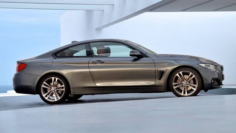 À princípio, o Série 4 será vendido nas versões 420d, 428i e 435i | <a href="https://beta-develop.quatrorodas.abril.com.br/saloes/frankfurt/2013/bmw-serie-4-coupe-753156.shtml" rel="migration">Leia mais</a>