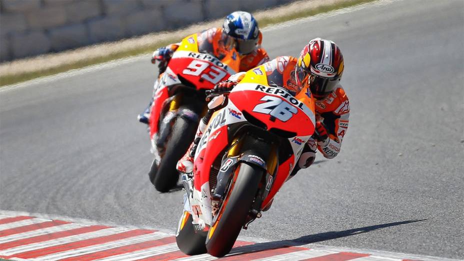 Os pilotos da equipe Repsol Honda Team, Dani Pedrosa, em segundo, e Marc Márquez, em terceiro, completaram o pódio | <a href="%20https://beta-develop.quatrorodas.abril.com.br/moto/noticias/motogp-lorenzo-domina-gp-catalunha-744220.shtml" rel="migration">Leia mais</a>