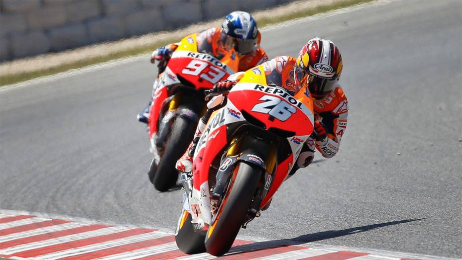 Os pilotos da equipe Repsol Honda Team, Dani Pedrosa, em segundo, e Marc M&aacute;rquez, em terceiro, completaram o p&oacute;dio | <a href="%20https://beta-develop.quatrorodas.abril.com.br/moto/noticias/motogp-lorenzo-domina-gp-catalunha-744220.shtml" rel="migration">Leia mais</a>