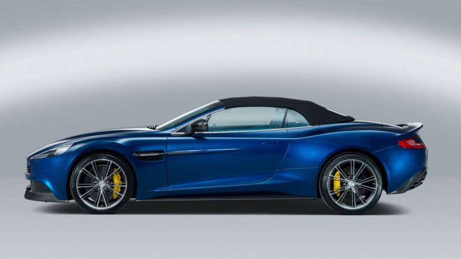 Convers&iacute;vel custar&aacute; 300 mil d&oacute;lares | <a href="https://beta-develop.quatrorodas.abril.com.br/noticias/fabricantes/aston-martin-lanca-vanquish-volante-conversivel-300-mil-dolares-744609.shtml" rel="migration">Leia mais</a>