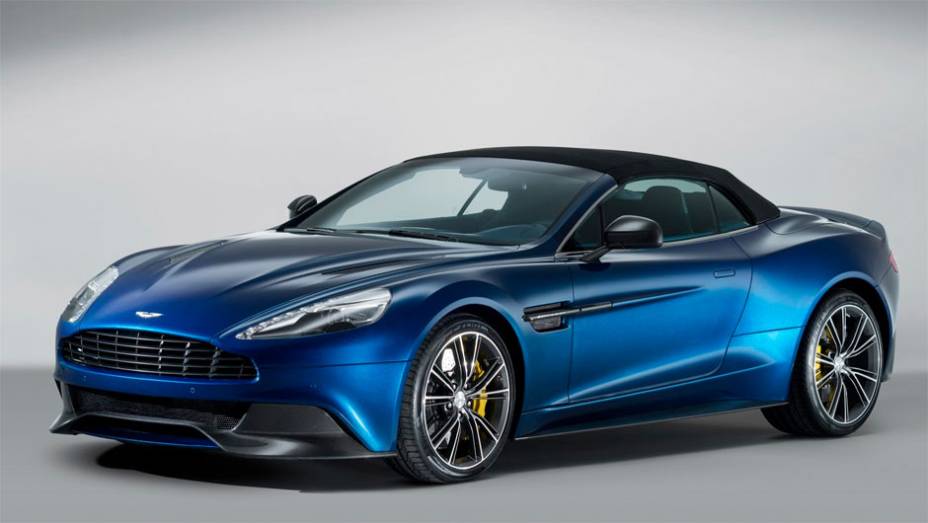 O ve&iacute;culo &eacute; considerado o primeiro convers&iacute;vel da marca feito com carroceria em fibra de carbono | <a href="https://beta-develop.quatrorodas.abril.com.br/noticias/fabricantes/aston-martin-lanca-vanquish-volante-conversivel-300-mil-dolares-744609.shtml" rel="migration">Leia mais</a>