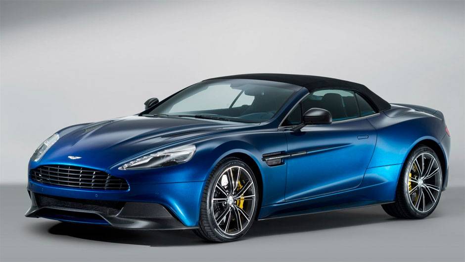 O ve&iacute;culo &eacute; considerado o primeiro convers&iacute;vel da marca feito com carroceria em fibra de carbono | <a href="https://beta-develop.quatrorodas.abril.com.br/noticias/fabricantes/aston-martin-lanca-vanquish-volante-conversivel-300-mil-dolares-744609.shtml" rel="migration">Leia mais</a>