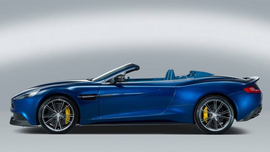 Do mesmo modo que seu irm&atilde;o g&ecirc;meo com teto firme, o Vanquish convers&iacute;vel possui um motor de 5,9 litros V12 | <a href="https://beta-develop.quatrorodas.abril.com.br/noticias/fabricantes/aston-martin-lanca-vanquish-volante-conversivel-300-mil-dolares-744609.shtml" rel="migration">Leia</a>