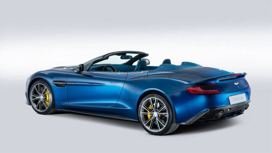 Seu motor rende 573 cavalos de pot&ecirc;ncia e torque m&aacute;ximo de 63,2 mkgf a 5.500 rpm | <a href="https://beta-develop.quatrorodas.abril.com.br/noticias/fabricantes/aston-martin-lanca-vanquish-volante-conversivel-300-mil-dolares-744609.shtml" rel="migration">Leia mais</a>