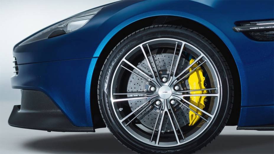 De acordo com a Aston Martin, o rendimento &eacute; suficiente para acelerar o novo Vanquish aos 100 km/h em 4s1 | <a href="https://beta-develop.quatrorodas.abril.com.br/noticias/fabricantes/aston-martin-lanca-vanquish-volante-conversivel-300-mil-dolares-744609.shtml" rel="migration">Leia m</a>