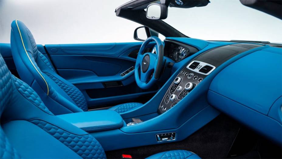 O Aston Martin Vanquish Volante tamb&eacute;m est&aacute; equipado com um c&acirc;mbio autom&aacute;tico de seis velocidades | <a href="https://beta-develop.quatrorodas.abril.com.br/noticias/fabricantes/aston-martin-lanca-vanquish-volante-conversivel-300-mil-dolares-744609.shtml" rel="migration">Leia mais</a>