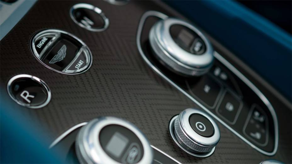 Primeiras entregas devem come&ccedil;ar a ser feitas antes do fim deste ano no Reino Unido e na Europa | <a href="https://beta-develop.quatrorodas.abril.com.br/noticias/fabricantes/aston-martin-lanca-vanquish-volante-conversivel-300-mil-dolares-744609.shtml" rel="migration">Leia mais</a>