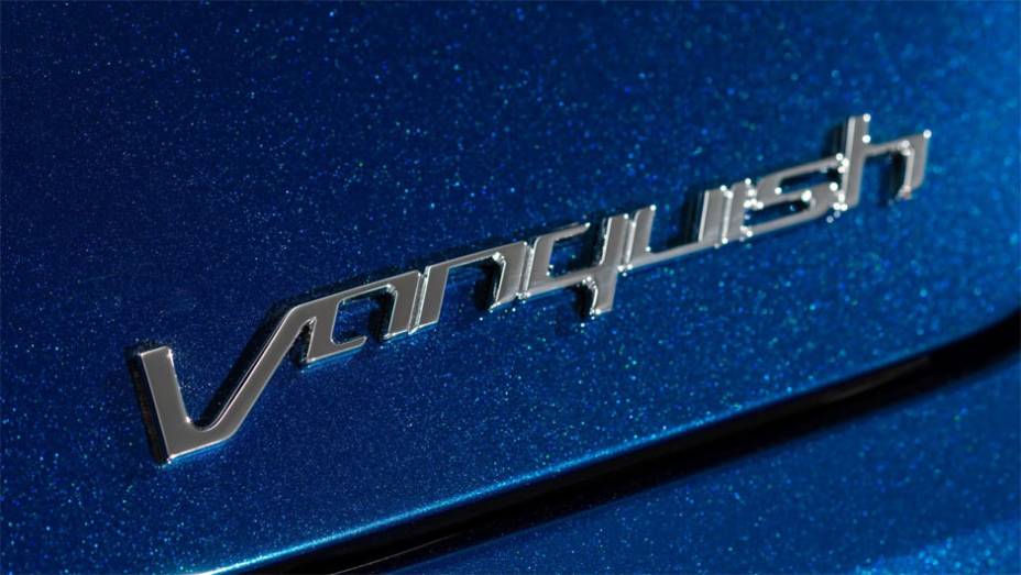 Aston Martin lan&ccedil;a Vanquish Volante convers&iacute;vel por 300 mil d&oacute;lares | <a href="https://beta-develop.quatrorodas.abril.com.br/noticias/fabricantes/aston-martin-lanca-vanquish-volante-conversivel-300-mil-dolares-744609.shtml" rel="migration">Leia mais</a>