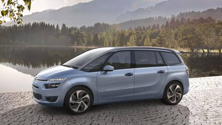 De acordo com o comunicado emitido pela montadora, a reformulada minivan chega com o pioneirismo de combinar amplo espa&ccedil;o interior e exterior com design fluido | <a href="%20https://beta-develop.quatrorodas.abril.com.br/noticias/fabricantes/citroen-revela-grand-c4-picass" rel="migration"></a>