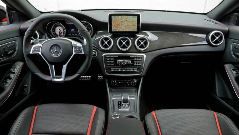 Por dentro, os bancos esportivos contam com revestimento ARTICO/DINAMICA, o volante tem revestimento em couro e costura vermelha, há insígnias especiais da versão e tapetes personalizados | <a href="%20https://beta-develop.quatrorodas.abril.com.br/noticias/fabricantes/me" rel="migration"></a> Por dentro, os bancos esportivos contam com revestimento ARTICO/DINAMICA, o volante tem revestimento em couro e costura vermelha, há insígnias especiais da versão e tapetes personalizados | <a href="%20https://beta-develop.quatrorodas.abril.com.br/noticias/fabricantes/me" rel="migration"></a>