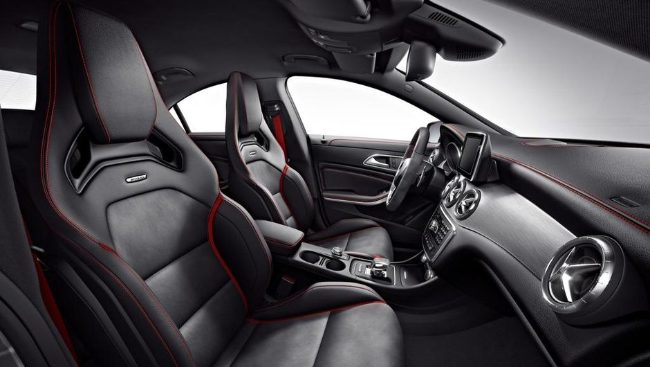 N&atilde;o h&aacute; qualquer altera&ccedil;&atilde;o na motoriza&ccedil;&atilde;o, de modo que o CLA 45 AMG Edition 1 &eacute; equipado com motor 2.0 turbo, que entrega 365 cavalos de pot&ecirc;ncia e 45,9 kgfm de torque | <a href="%20https://beta-develop.quatrorodas.abril.com.br/noticias/fabricantes/mercedes-anuncia-cla-45" rel="migration"></a>