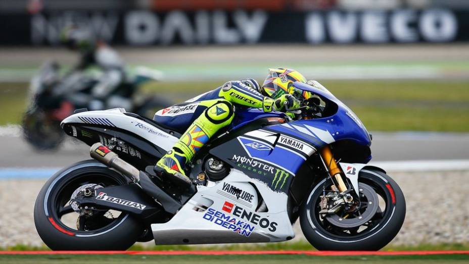 Valentino Rossi foi o vencedor da prova da MotoGP na Holanda | <a href="https://beta-develop.quatrorodas.abril.com.br/moto/noticias/motogp-rossi-reencontra-vitoria-assen-745441.shtml" rel="migration">Leia mais</a>