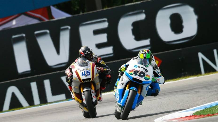 Na Moto2, disputa acirrada entre Pol Espargaró e Scott Redding | <a href="https://beta-develop.quatrorodas.abril.com.br/moto/noticias/motogp-rossi-reencontra-vitoria-assen-745441.shtml" rel="migration">Leia mais</a>