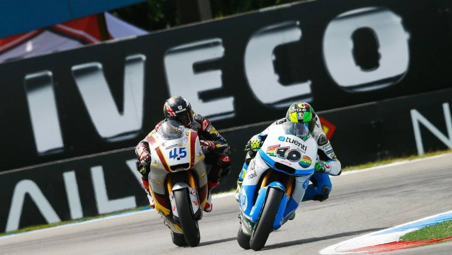 Na Moto2, disputa acirrada entre Pol Espargaró e Scott Redding | <a href="https://beta-develop.quatrorodas.abril.com.br/moto/noticias/motogp-rossi-reencontra-vitoria-assen-745441.shtml" rel="migration">Leia mais</a> Na Moto2, disputa acirrada entre Pol Espargaró e Scott Redding | <a href="https://beta-develop.quatrorodas.abril.com.br/moto/noticias/motogp-rossi-reencontra-vitoria-assen-745441.shtml" rel="migration">Leia mais</a>