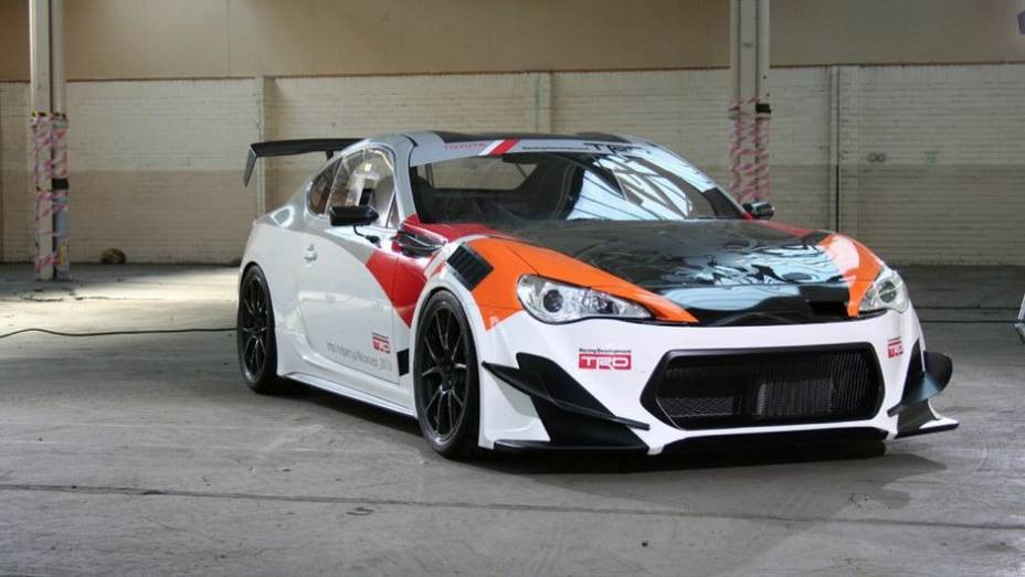 O modelo estar&aacute; no pr&oacute;ximo Festival de Goodwood (11 a 14 de julho) | <a href="https://beta-develop.quatrorodas.abril.com.br/noticias/fabricantes/toyota-mostra-novos-fotos-gt86-trd-griffon-project-746287.shtml" rel="migration">Leia mais</a>