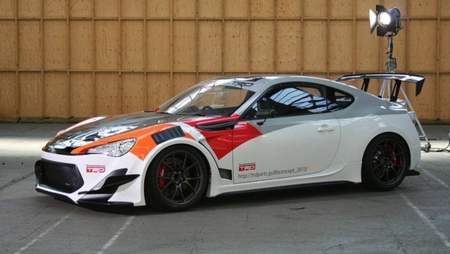 Lembrando as características do modelo: ele tem 226 kg a menos do que o GT86 convencional | <a href="https://beta-develop.quatrorodas.abril.com.br/noticias/fabricantes/toyota-mostra-novos-fotos-gt86-trd-griffon-project-746287.shtml" rel="migration">Leia mais</a>