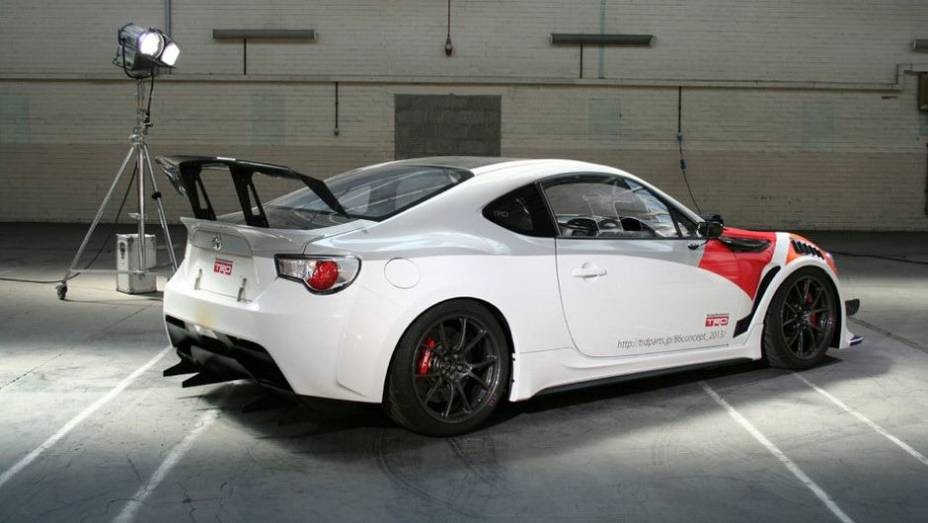 O peso total é de 1.048 kg | <a href="https://beta-develop.quatrorodas.abril.com.br/noticias/fabricantes/toyota-mostra-novos-fotos-gt86-trd-griffon-project-746287.shtml" rel="migration">Leia mais</a>