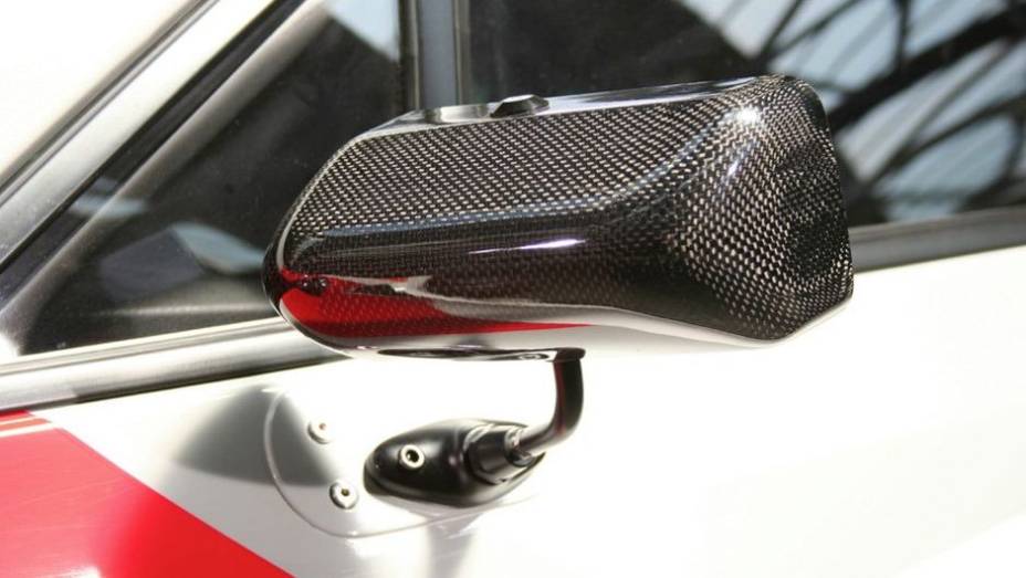 Para obter essa redu&ccedil;&atilde;o, a Toyota introduziu materiais como fibra de carbono, pol&iacute;meros refor&ccedil;ados com fibra e policarbonato em sua estrutura | <a href="https://beta-develop.quatrorodas.abril.com.br/noticias/fabricantes/toyota-mostra-novos-fotos-gt86-trd-griffon-projec" rel="migration"></a>