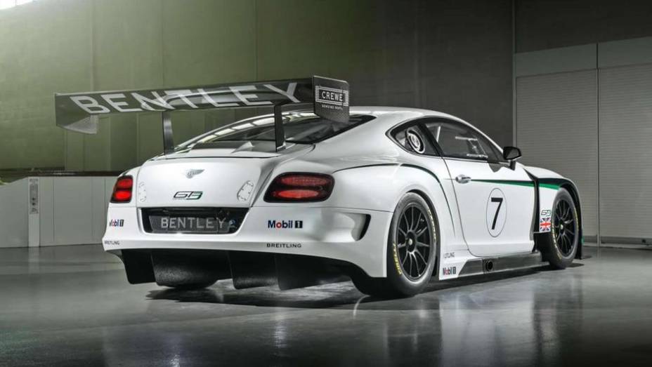 Assim, o peso do modelo fica em 1.300 kg | <a href="https://beta-develop.quatrorodas.abril.com.br/noticias/fabricantes/bentley-apresenta-continental-gt3-goodwood-746678.shtml" rel="migration">Leia mais</a>