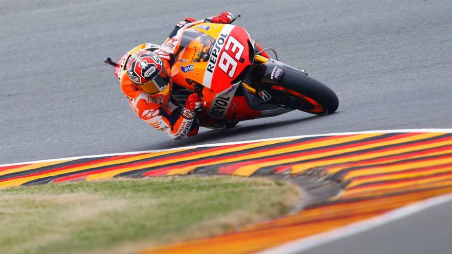 Marc Márquez (Repsol Honda Team) garantiu a pole position na Alemanha | <a href="https://beta-develop.quatrorodas.abril.com.br/moto/noticias/motogp-marquez-conquista-pole-alemanha-746854.shtml" rel="migration">Leia mais</a>