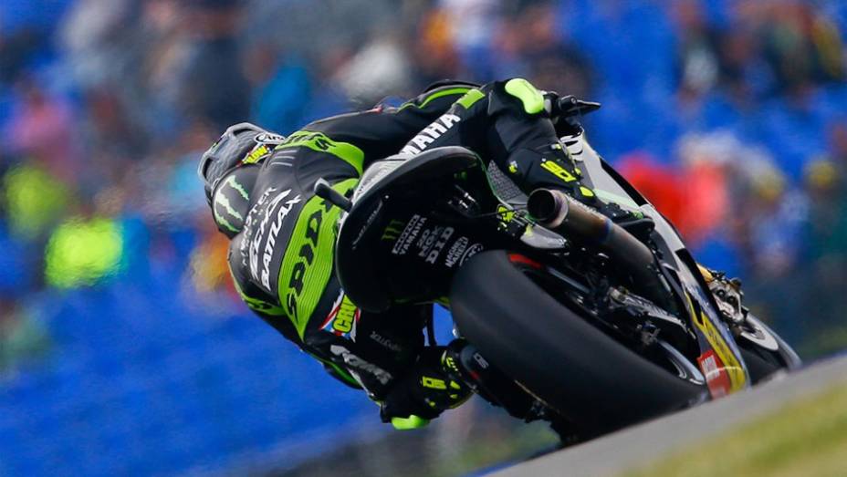 Cal Crutchlow (Monster Yamaha Tech 3) ficou com o segundo melhor tempo | <a href="https://beta-develop.quatrorodas.abril.com.br/moto/noticias/motogp-marquez-conquista-pole-alemanha-746854.shtml" rel="migration">Leia mais</a>