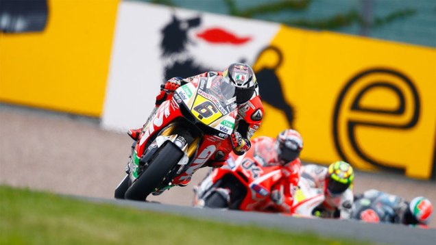 Stefan Bradl (LCR Honda MotoGP), com o apoio da torcida alem&atilde;, largar&aacute; em quarto | <a href="https://beta-develop.quatrorodas.abril.com.br/moto/noticias/motogp-marquez-conquista-pole-alemanha-746854.shtml" rel="migration">Leia mais</a>