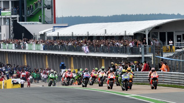 Com o apoio da torcida na Alemanha, Stefan Bradl (LCR Honda MotoGP) foi o quarto | <a href="https://beta-develop.quatrorodas.abril.com.br/moto/noticias/motogp-marquez-vence-alemanha-lider-746865.shtml" rel="migration">Leia mais</a>