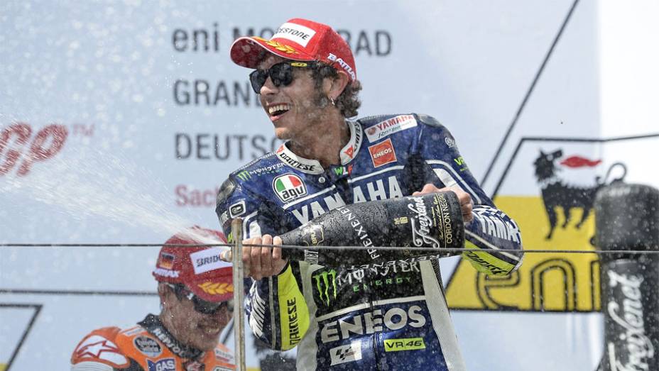 Valentino Rossi comemorou bastante segundo pódio consecutivo | <a href="https://beta-develop.quatrorodas.abril.com.br/moto/noticias/motogp-marquez-vence-alemanha-lider-746865.shtml" rel="migration">Leia mais</a>