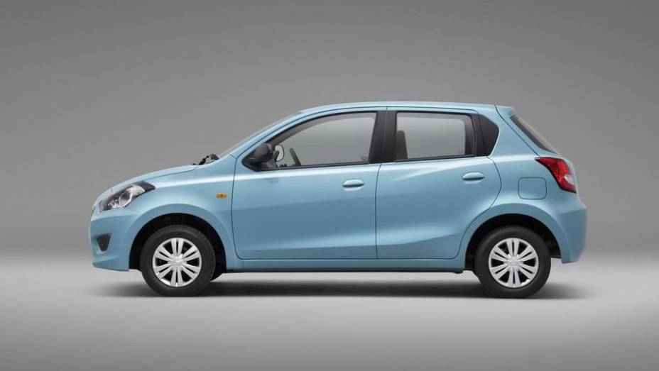 Ele é baseado no Nissan Micra (March, no Brasil), apresentando as seguintes dimensões: 3,78 metros de comprimento (2,45m de espaço entre-eixos), 1,48m de altura e 1,63m de largura | <a href="%20https://beta-develop.quatrorodas.abril.com.br/noticias/fabricantes/datsun-go-" rel="migration"></a>