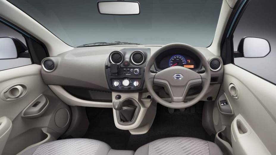 Por dentro, o porta-luvas foi removido e o câmbio foi colocado numa posição mais próxima ao volante | <a href="%20https://beta-develop.quatrorodas.abril.com.br/noticias/fabricantes/datsun-go-revelado-746884.shtml" rel="migration">Leia mais</a>