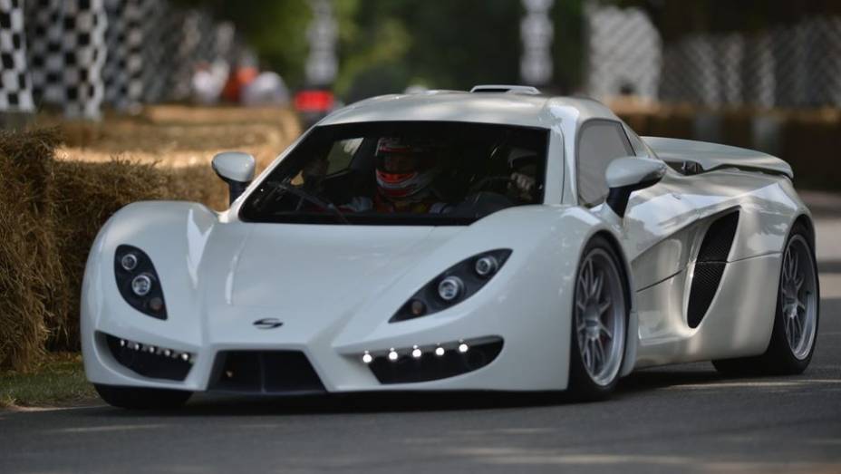 A Sin, fabricante automotiva alemã, colocou o supercarro R1 em movimento diante do público pela primeira vez no último final de semana, durante o Festival de Goodwood | <a href="%20https://beta-develop.quatrorodas.abril.com.br/noticias/fabricantes/sin-r1-circula-goodwood" rel="migration"></a>