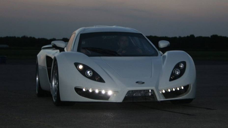 Ele &eacute; movido por um motor 6.2 V8 origin&aacute;rio da GM, de 518 cavalos de pot&ecirc;ncia, contando ainda com transmiss&atilde;o manual de seis marchas e tra&ccedil;&atilde;o traseira | <a href="%20https://beta-develop.quatrorodas.abril.com.br/noticias/fabricantes/sin-r1-circula-goodwood-747110.shtml" rel="migration">L</a>