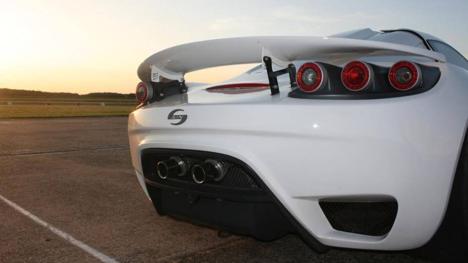 Em termos de performance, o R1 acelera de 0 a 100 km/h em 3 segundos, alcan&ccedil;ando a velocidade m&aacute;xima de 320 km/h | <a href="%20https://beta-develop.quatrorodas.abril.com.br/noticias/fabricantes/sin-r1-circula-goodwood-747110.shtml" rel="migration">Leia mais</a>