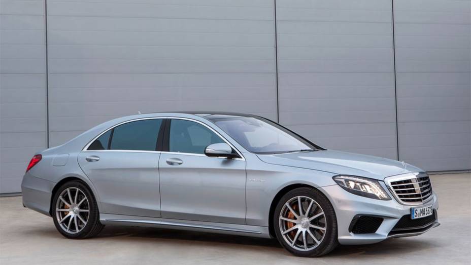 O S63 segue o conceito de design da linha AMG, apresentando para-choques reformulados | <a href="https://beta-develop.quatrorodas.abril.com.br/saloes/frankfurt/2013/mercedes-benz-s63-amg-751703.shtml" rel="migration">Leia mais</a>