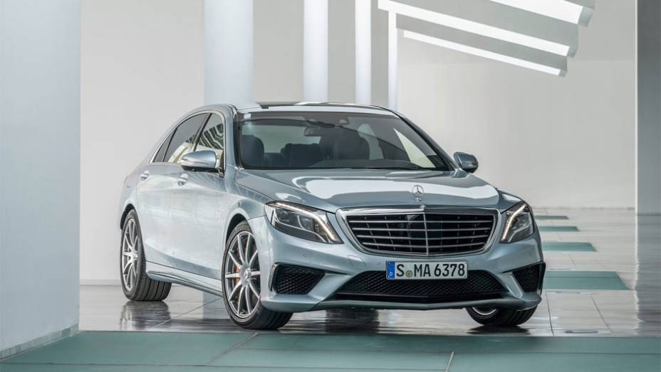 Sob o capô, o sedã é equipado com motor 5.5 V8 biturbo, oferecendo 585 cavalos de potência e 91,8 mkgf de torque | <a href="https://beta-develop.quatrorodas.abril.com.br/saloes/frankfurt/2013/mercedes-benz-s63-amg-751703.shtml" rel="migration">Leia mais</a> Sob o capô, o sedã é equipado com motor 5.5 V8 biturbo, oferecendo 585 cavalos de potência e 91,8 mkgf de torque | <a href="https://beta-develop.quatrorodas.abril.com.br/saloes/frankfurt/2013/mercedes-benz-s63-amg-751703.shtml" rel="migration">Leia mais</a>