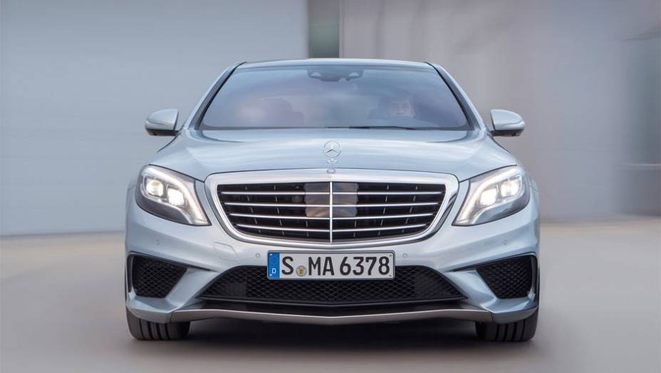 A transmiss&atilde;o &eacute; esportiva: AMG SPEEDSHIFT MCT, de sete velocidades | <a href="https://beta-develop.quatrorodas.abril.com.br/saloes/frankfurt/2013/mercedes-benz-s63-amg-751703.shtml" rel="migration">Leia mais</a>
