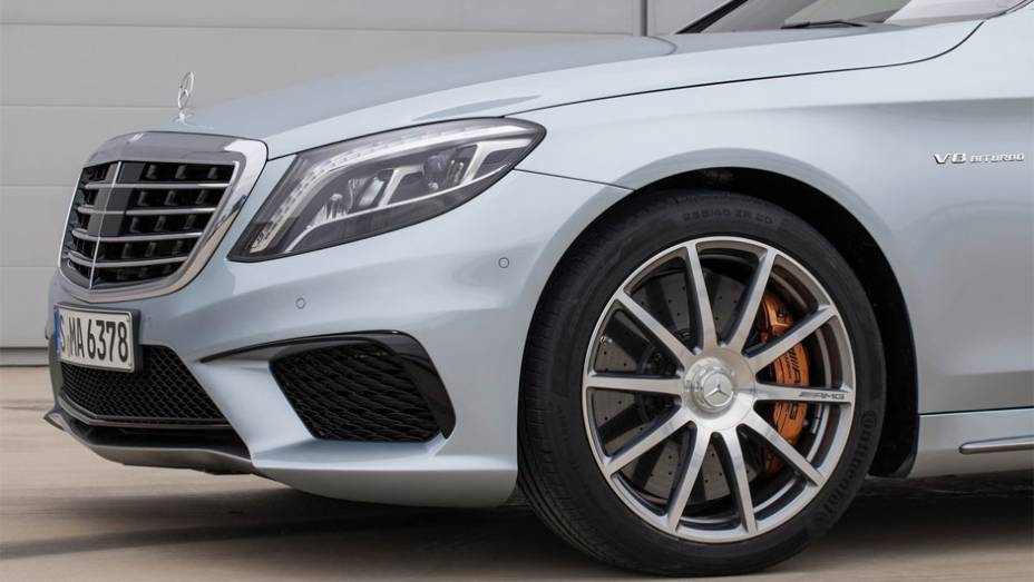 O S63 AMG 2014 apresenta saias laterais robustas e rodas de liga-leve de 19 polegadas | <a href="https://beta-develop.quatrorodas.abril.com.br/saloes/frankfurt/2013/mercedes-benz-s63-amg-751703.shtml" rel="migration">Leia mais</a>